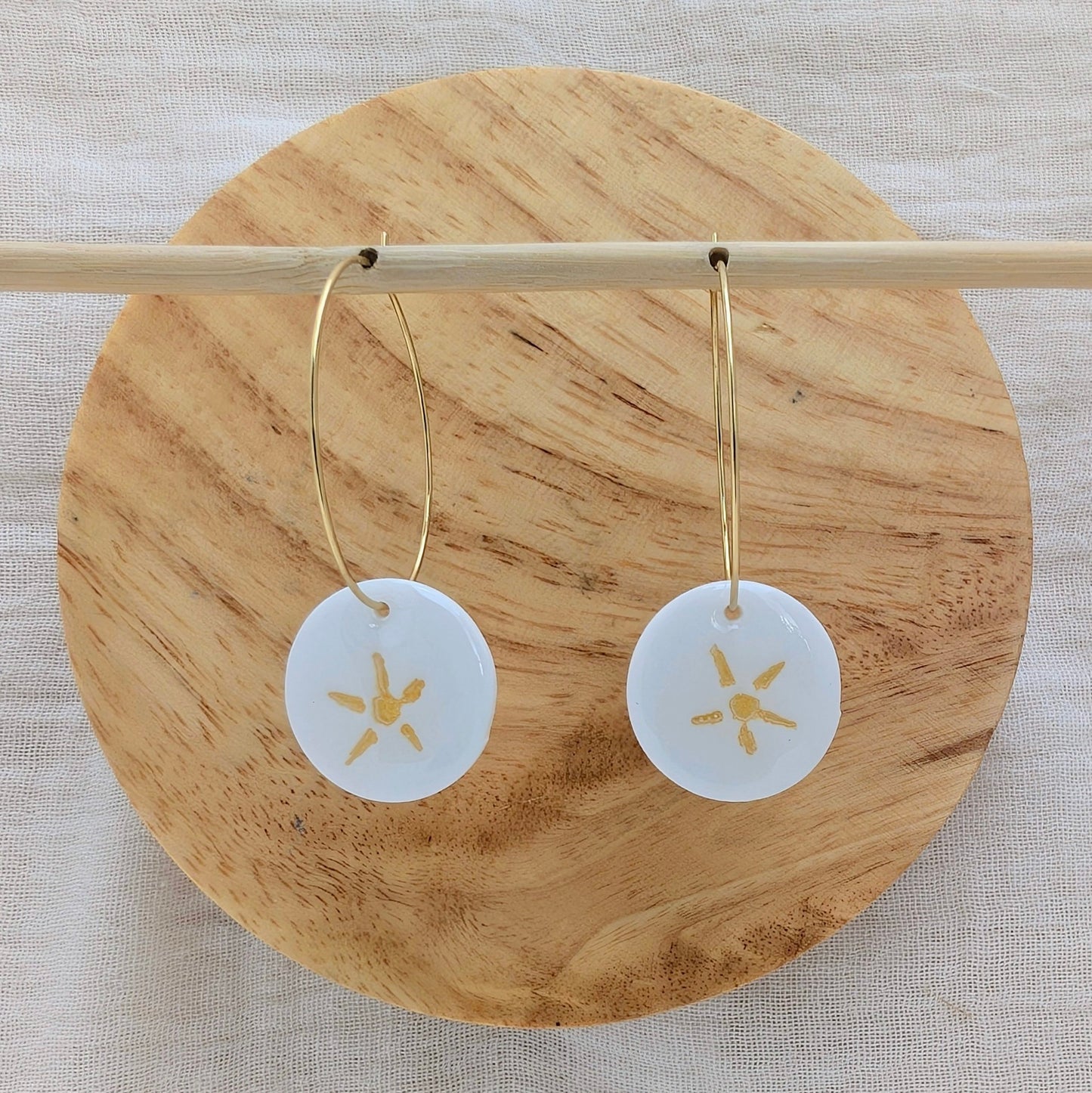 Boucles d'oreilles petit rond blanc / soleil doré